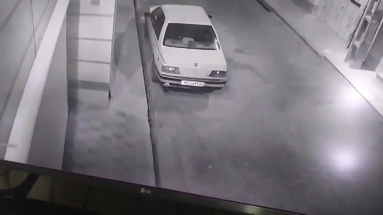 فیلم لحظه آتش زدن عمدی یک خانه در ورامین توسط 2 مرد / آتش افروزها دستگیر شدند