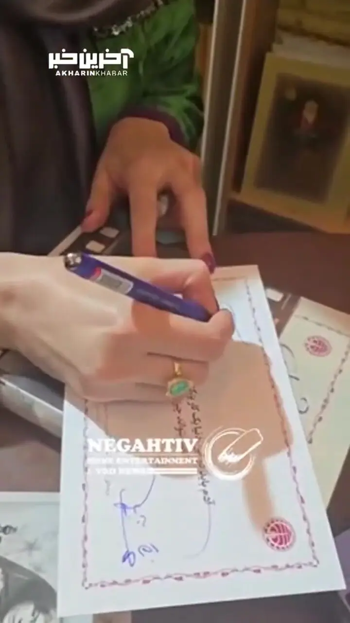 فیلم/ نگاهی به امضای هنرمندانه بهنوش طباطبایی در جشن امضای کتاب «سووشون»/ امضای استاد دانشگاهی این شکلیه