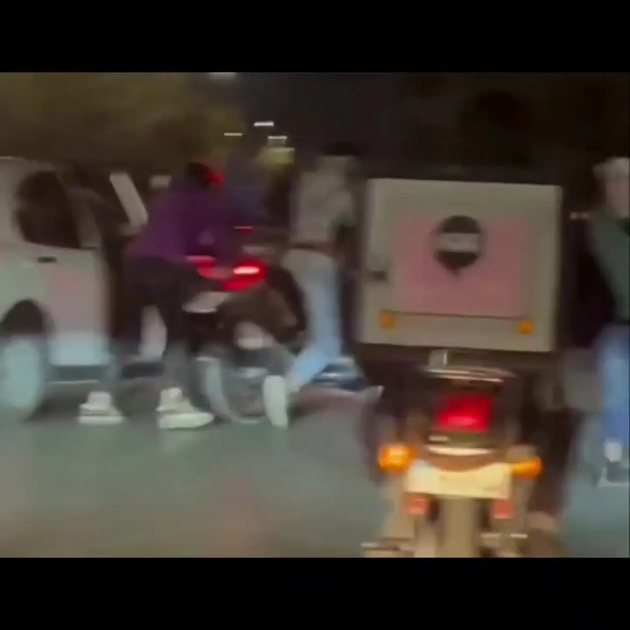 فیلم دیدنی از دختر مشهدی که دزدان را وسط خیابان ناک اوت کرد / همه شجاعتش را تحسین کردند