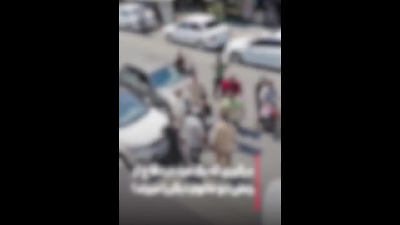 فیلم کتک خوردن 2 زن توسط یک مرد گیلانی وسط خیابان /مرد خشمگین از همسرش حمایت کرد