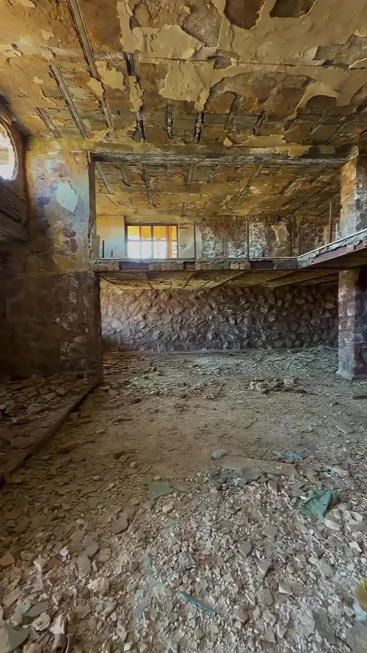 فیلم / اینجا جاده هراز مغازه های متعلق به گوگوش که متروکه شده اند / هنوز معماری زیبایی دارند