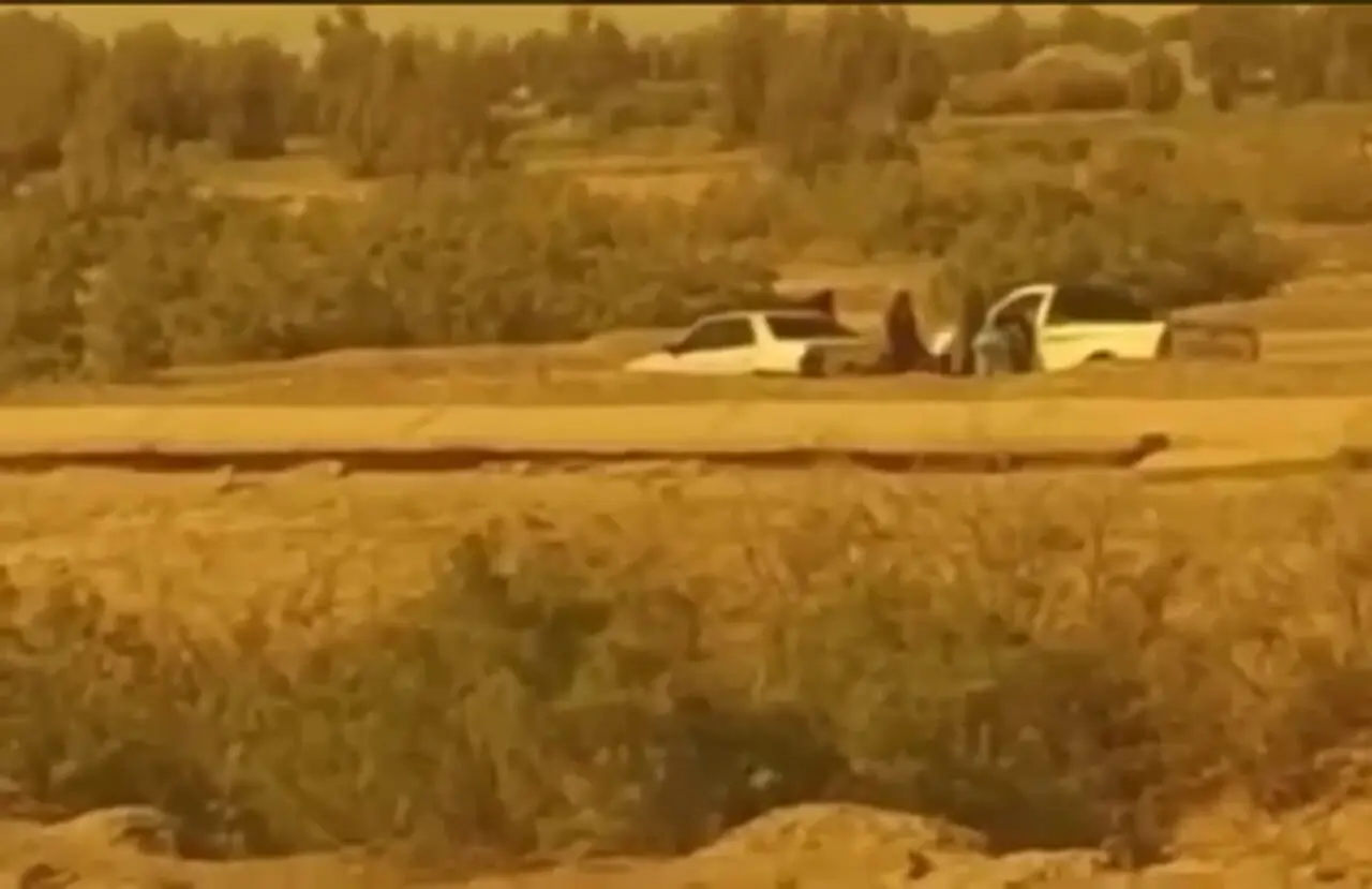 فیلم لحظه راهزنی گروه خشن با پژو 405 در هیرمند / راننده وانت را کتک زدند و دار و ندارش را بردند