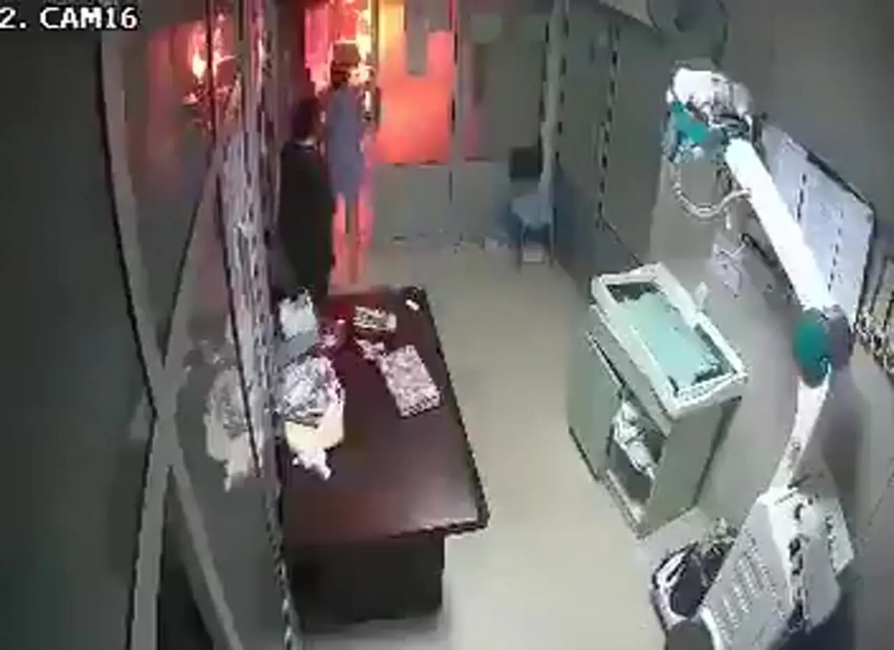 فیلمی دردناک از لحظه شروع آتش‌سوزی مرگبار در بیمارستان پاکستان/ 14 نوزاد جان باختند