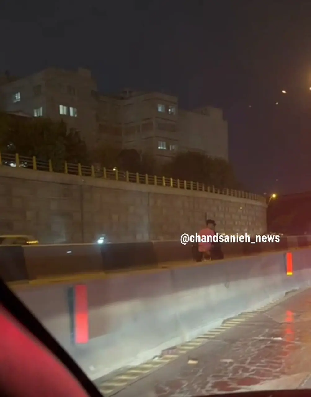 فیلم فرار دزد موبایل قاپ از خط ویژه اتوبوس در اتوبان امام علی / هنگام ترافیک مراقب باشید
