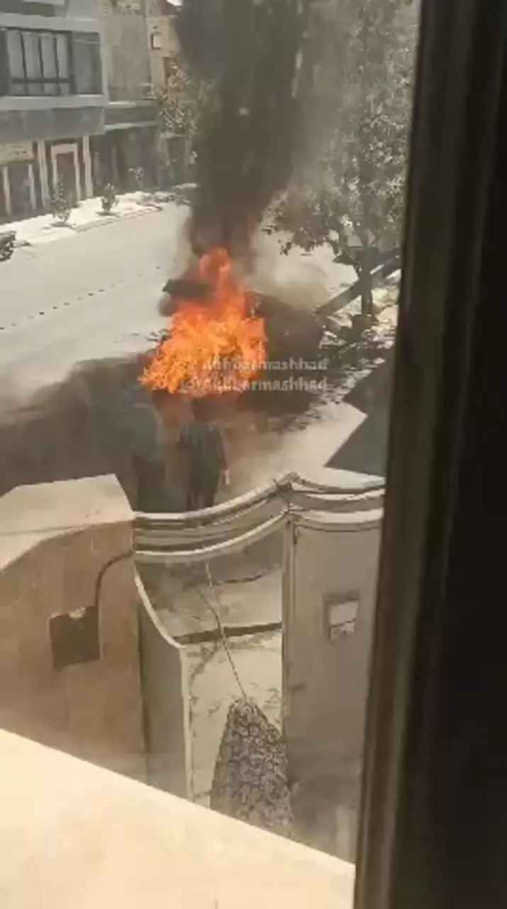 فیلم لحظه آتش گرفتن پراید وسط خیابان یاس قاسم‌آباد مشهد / صاحبش خانه خراب شد