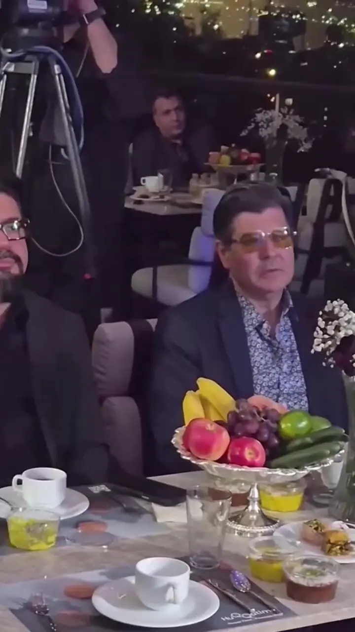 عکس و فیلم/ نگاهی به استایل متفاوت هنرمندان در چهلم اکبر عبدی / از نیوشا ضیغمی تا پوریا پورسرخ و الهام اخوان