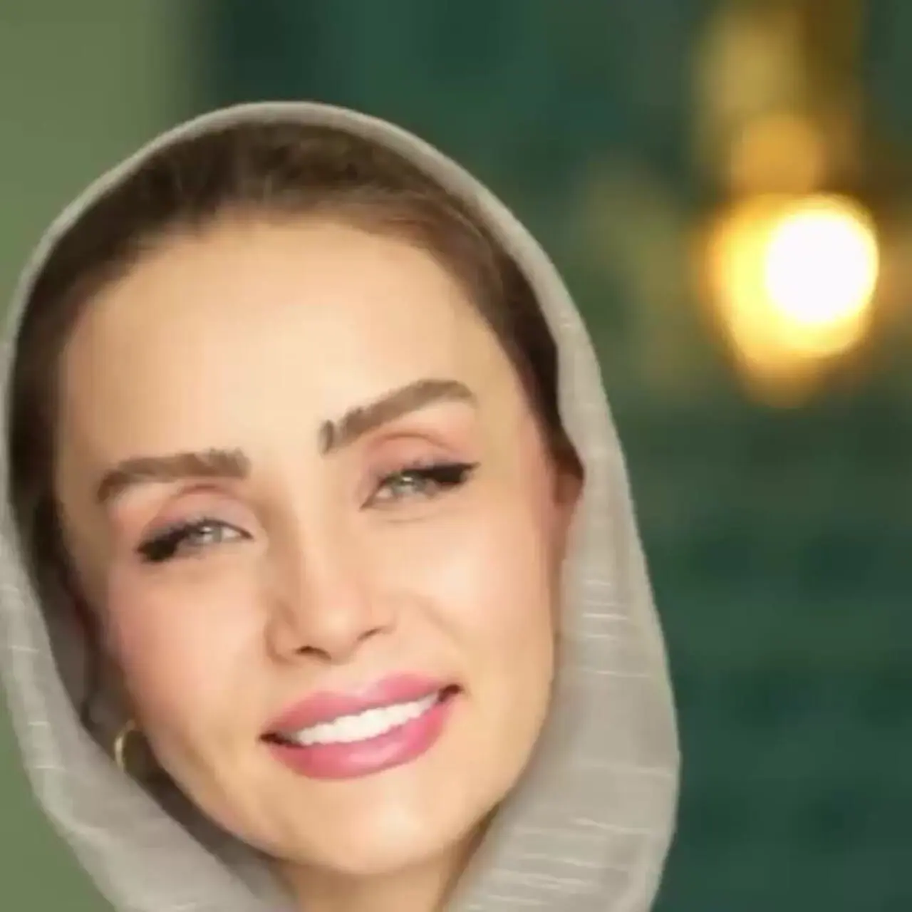 فیلمی از خوشگلی زبان زد حدیث فولادوند که وایرال شد / به خاطر ژنمه چون لرم همش کباب میخورم بعد از 20 سال خوشگل موندم