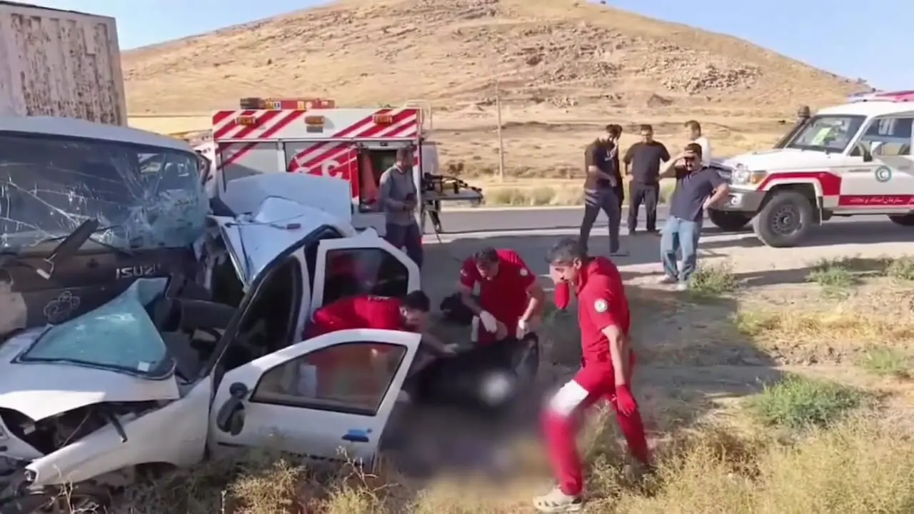 فیلم مرگ تلخ 4 پیرانشهری در برخورد ال 90 با کامیون در پیرانشهر