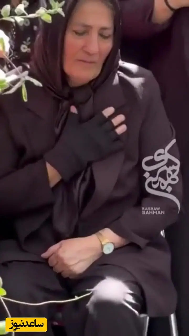 فیلم / مادر امید جهان کنار مزار پسرش شکست؛ قاب تلخ سالگرد خواننده فقید با یک اتفاق متفاوت