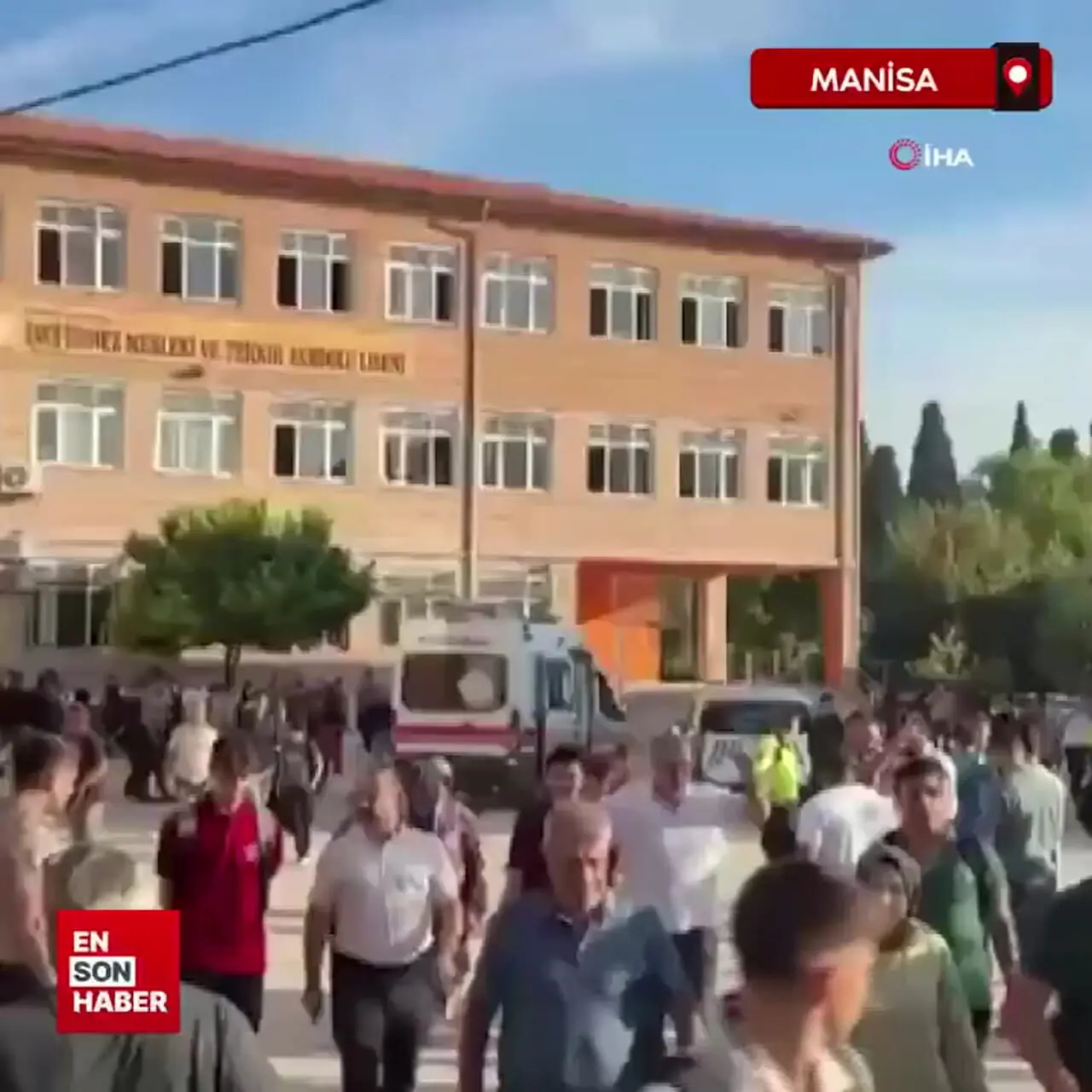 فیلم/ تیراندازی مرگبار مقابل دبیرستانی در ترکیه