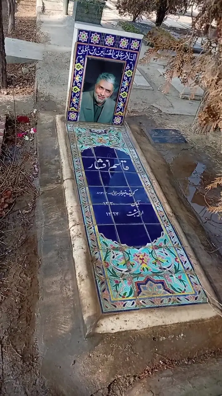 قاب تلخ از نوشته سنگ مزار قاسم افشار گوینده خاطره‌انگیز اخبار / مردی که صدایش هنوز خاطره است