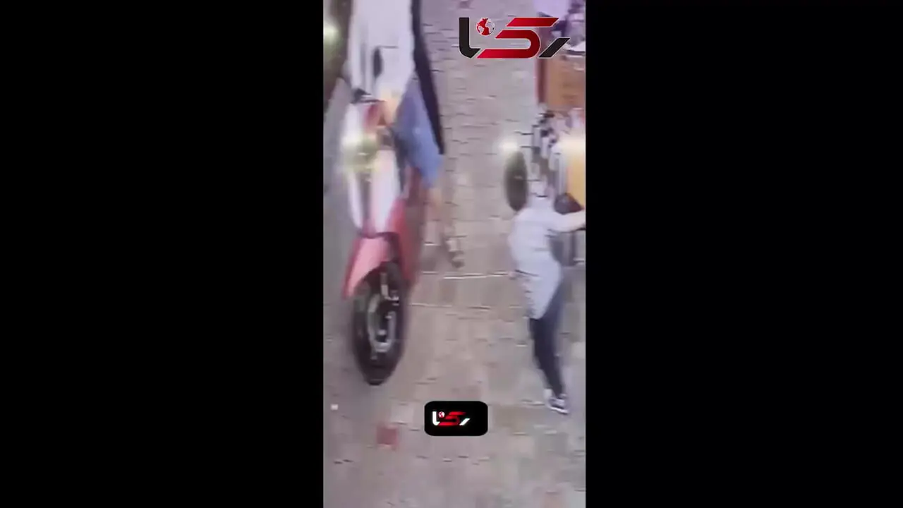 فیلم لحظه سرقت با سوء استفاده از کودک 5 ساله اش توسط پدر و مادرش / کوله پشتی مدرسه دزدیدند 