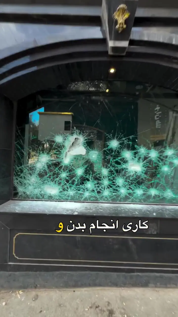 فیلم شیشه ضدگلوله طلافروشی در قزوین که پتک های دزدان را ناکام گذاشت / ببینید جای ضربات پتک ها که حریف شیشه نشدند
