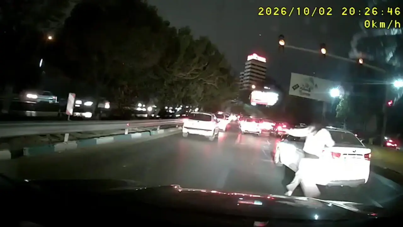 فیلم / موبایل قاپی در ترافیک همت از داخل کیا سراتو / راننده ماشین در حال حرکت را رها کرد و تصادف هم شد