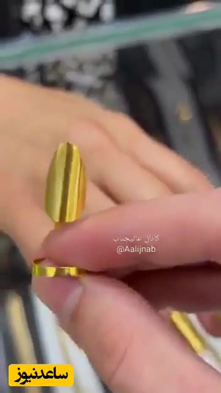 فیلم /  رونمایی از عجیب‌ترین ولخرجی تاریخ ایران؛ خرید ناخن طلا به ارزش 250 میلیون برای منصرف کردن همسر از کاشت ناخن!