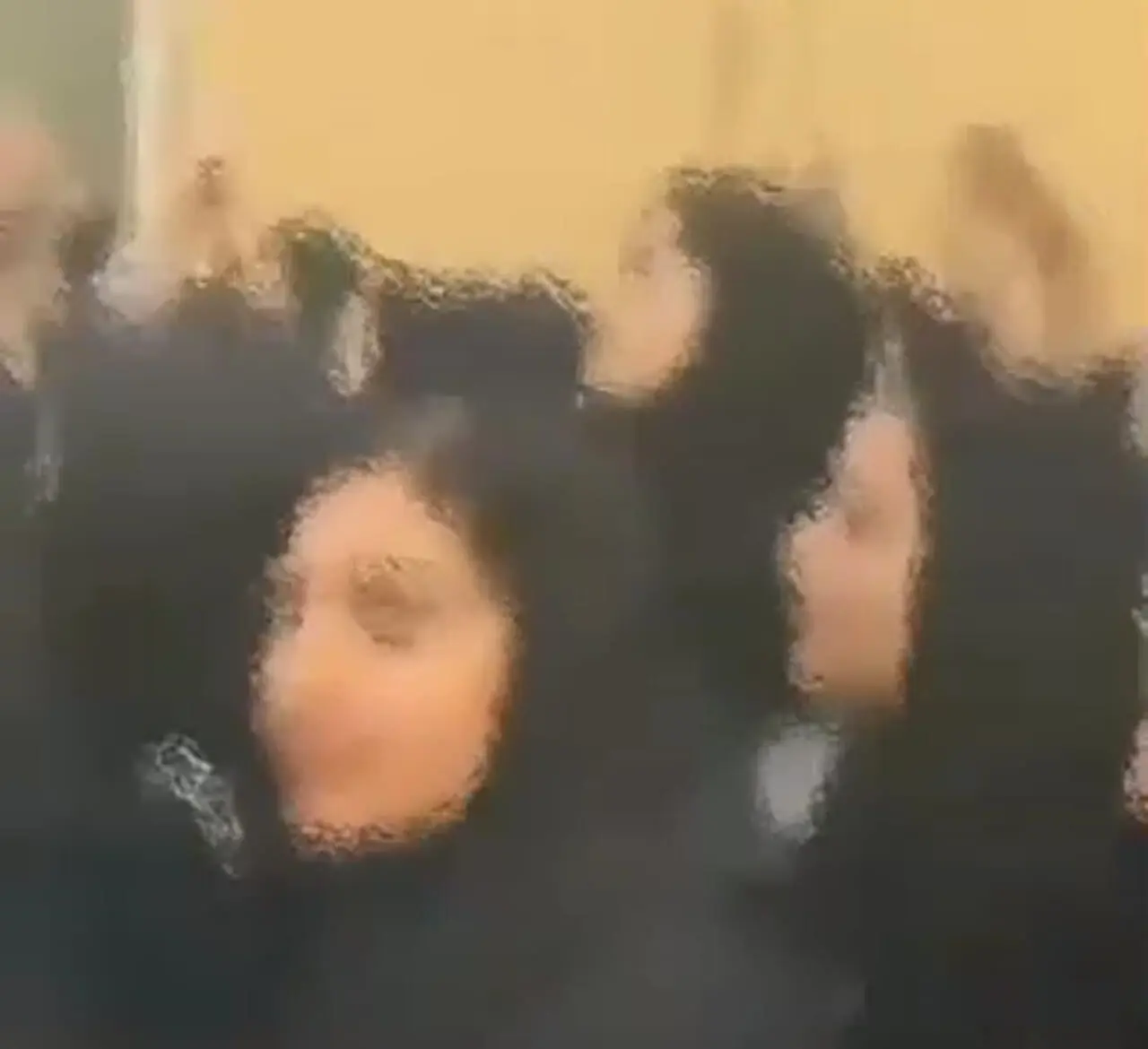 فیلم اعتراض مدرسه دخترانه ای که در کاشان حاشیه به وجود آورد + جوابیه آموزش و پرورش