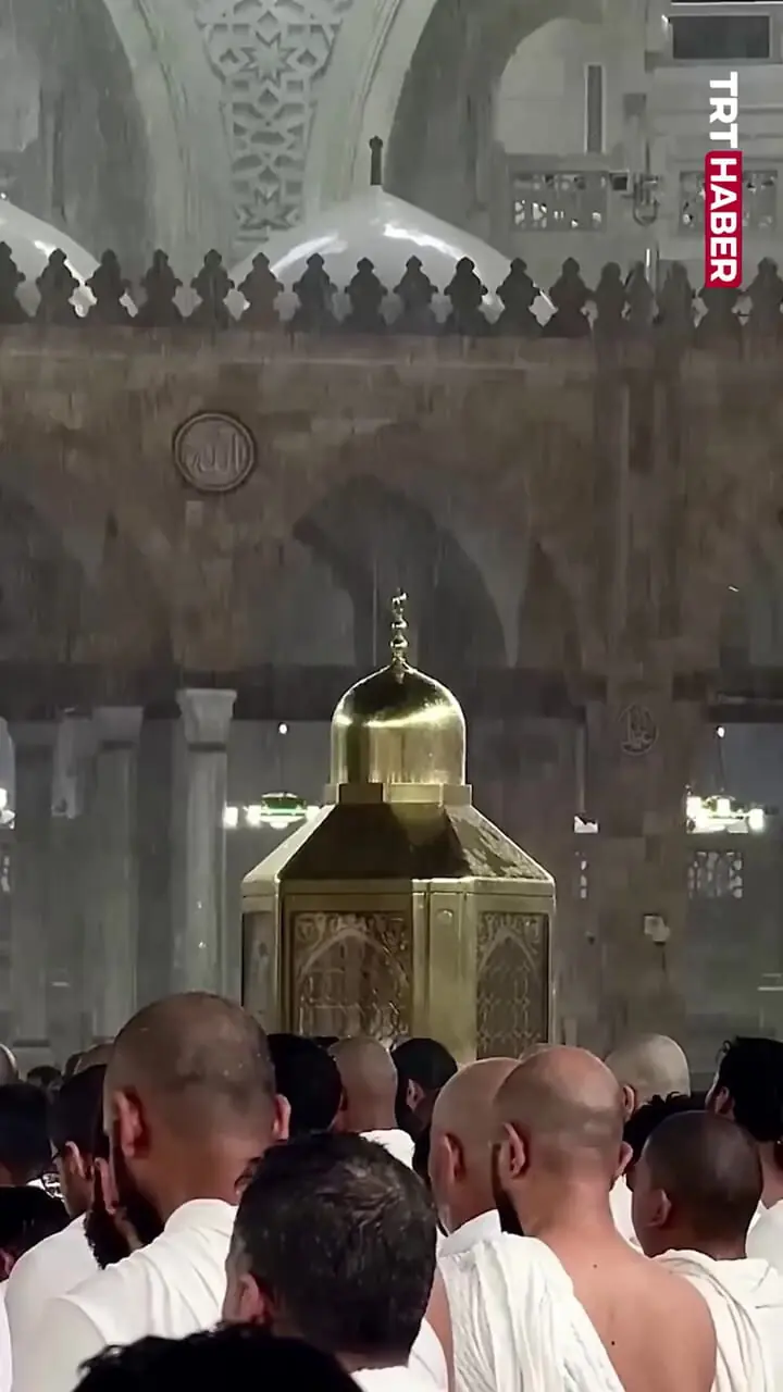 بارش شدید باران در مکه هنگام اقامه نماز