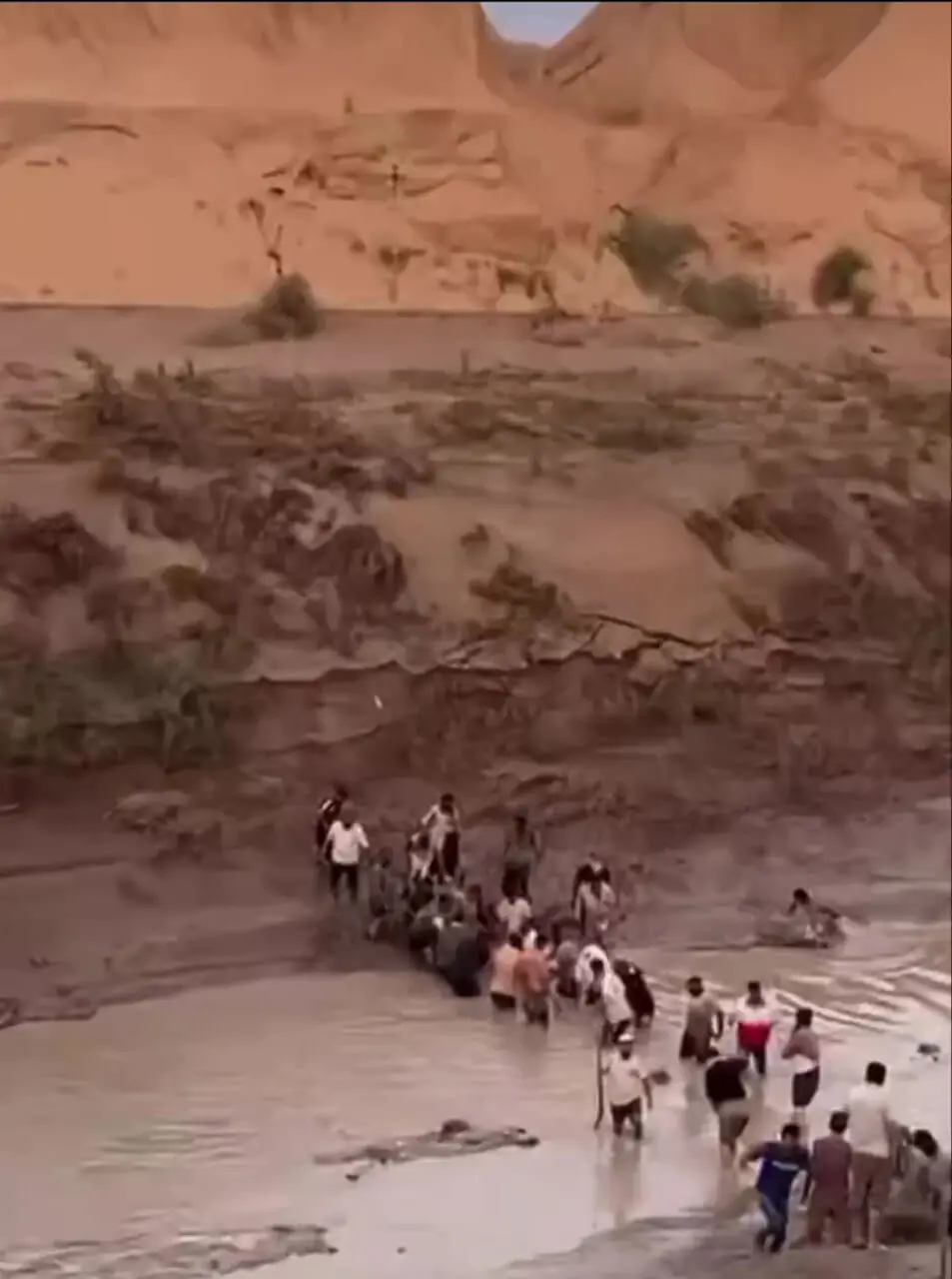 فیلم لحظه پیدا شدن جسد پدر غرق شده در سیل گلستان