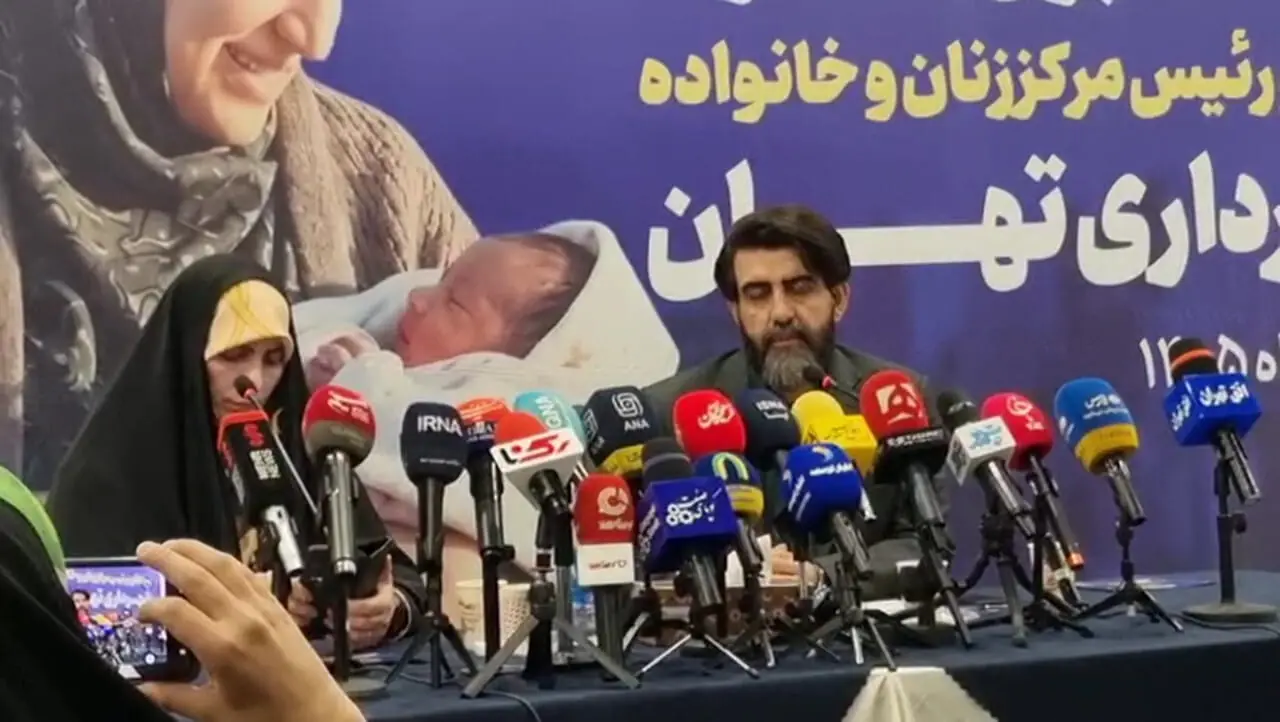 فیلم / خبرنگار رکنا از سخنگوی شهرداری تهران پرسید: چرا در تهران در تمام ساعات روز ترافیک سنگین وجود دارد؟ /محمدخانی در پاسخ: «ساعت ۳ نصفه‌شب که ترافیک نیست!»