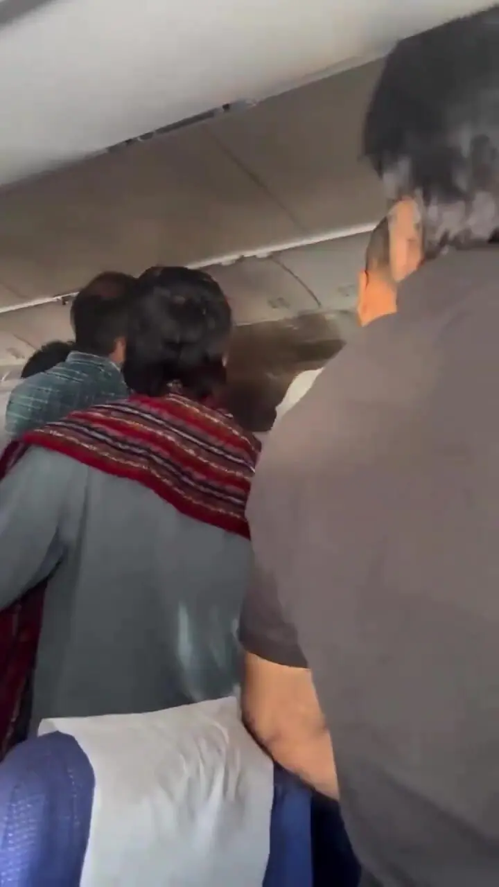 فیلم  لحظه آتش‌ گرفتن داخل هواپیمای مسافربری و وحشت مسافران 