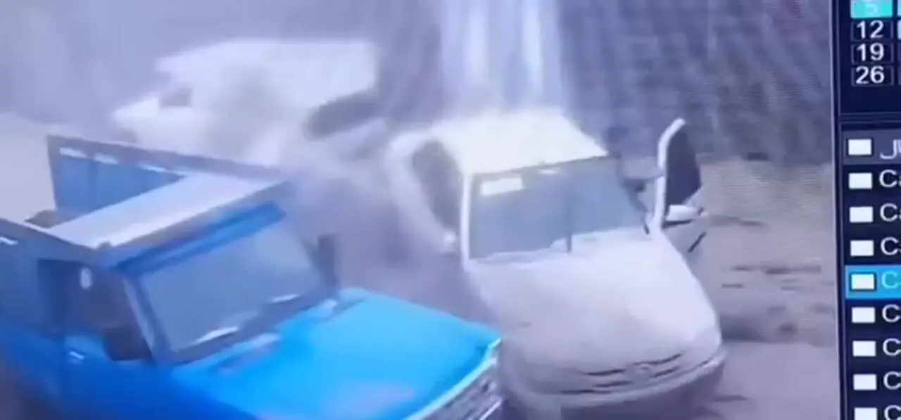 فیلم لحظه بلعیده شدن نیسان آبی رنگ و ماشین ها در سیل اردبیل / در چشم بر هم زدن همه چیز نابود شد