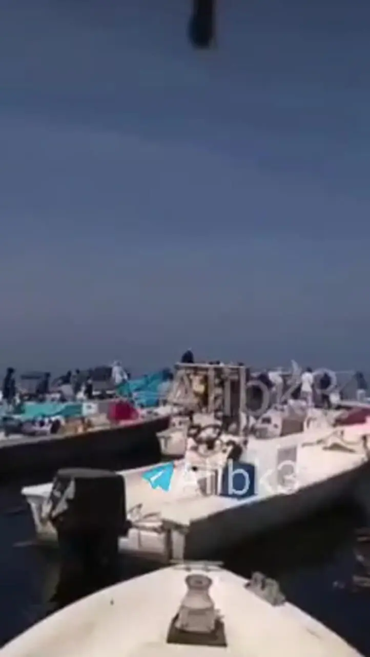 فیلم لحظه حمله ملوانان عمانی به کانتینرهای پر از محموله کشتی ای که هدف موشک ایران قرار گرفت