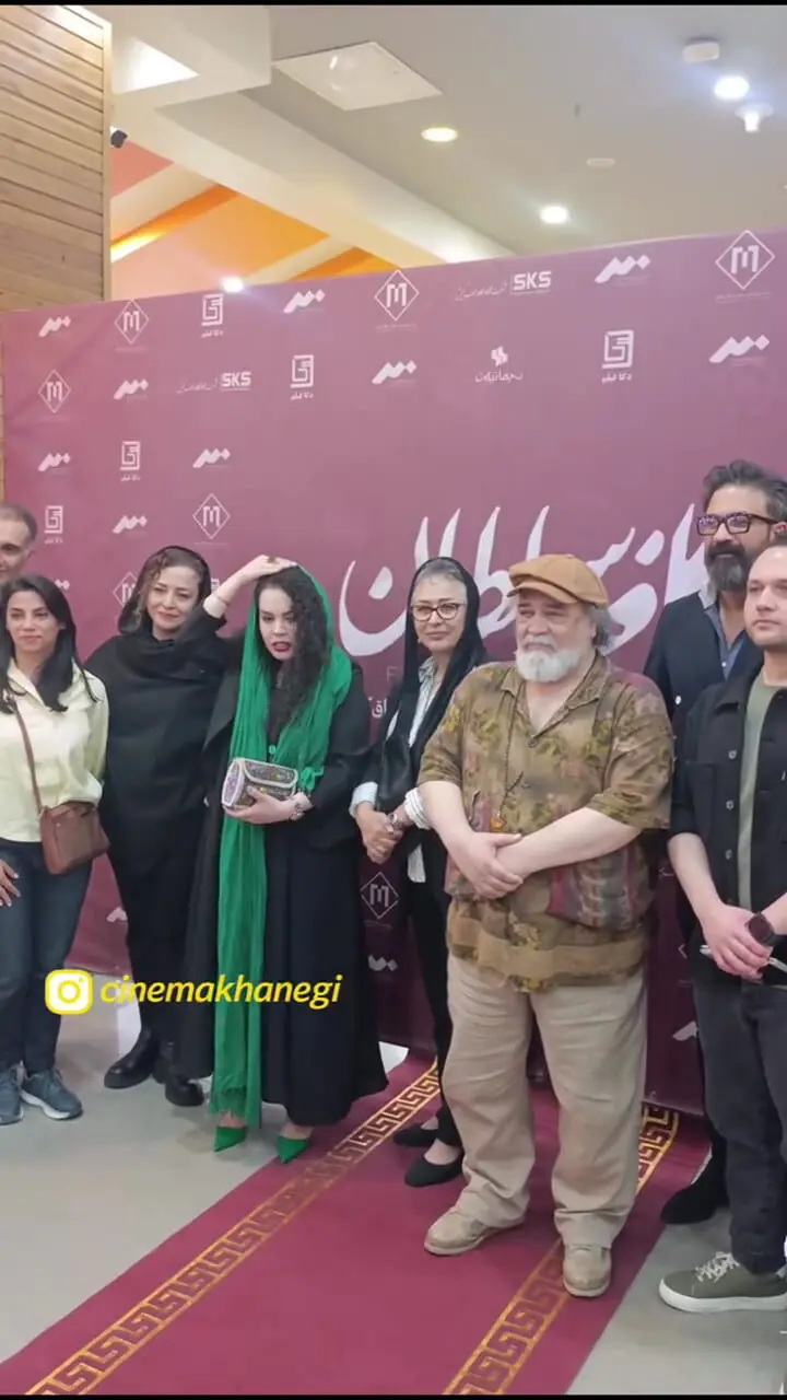 فیلم و عکس / تیپ و استایل خانواده شریفی نیا در اکران فیلم کافه سلطان / از بغل های عاشقانه تا حضور کامل خانواده در کنار هم