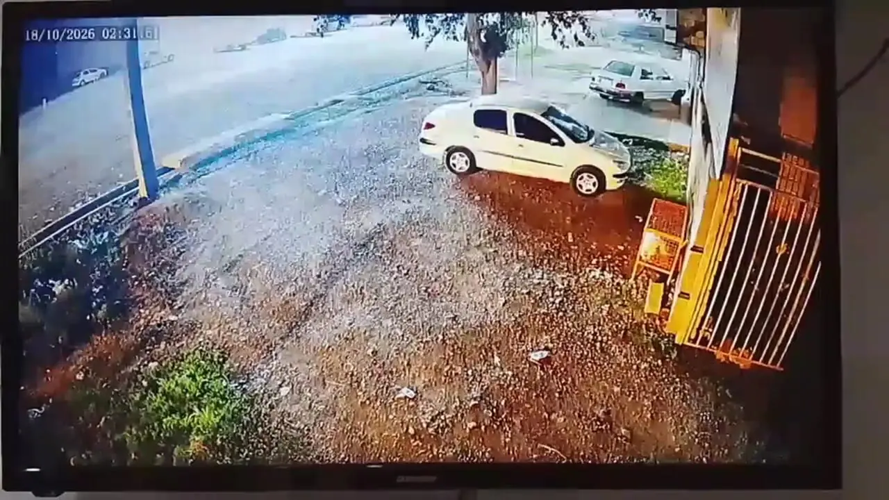 فیلم لحظه ورود مرگبار پژو ۴۰۵ به خانه ای در پارس‌آباد / 3 نفر کشته شدند
