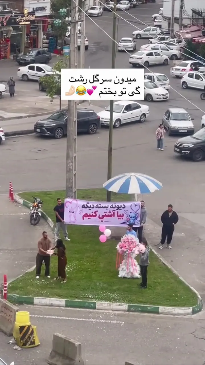 فیلم  آشتی‌خواهی متفاوت پسر عاشق پیشه در میدان سرگل رشت / دیونه بسته دیگه بیا آشتی کنیم