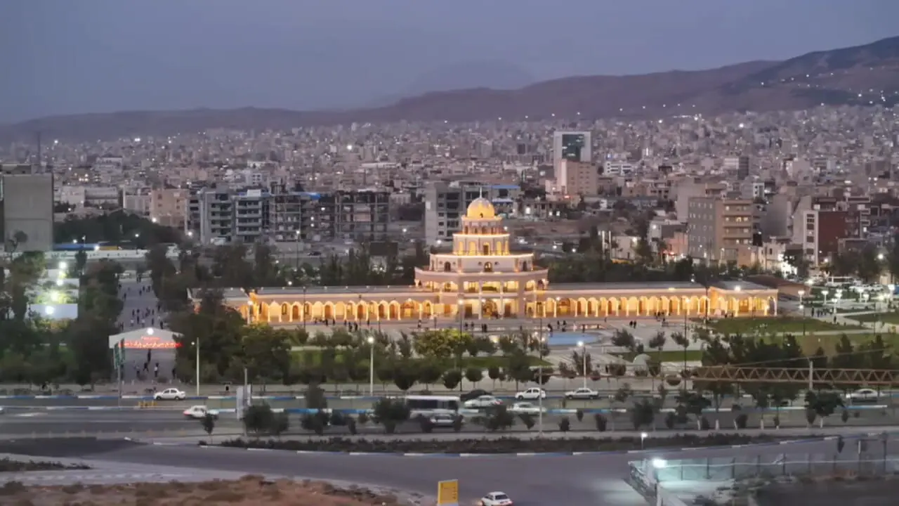 فیلم/عمارت تاریخی کلاه‌فرنگی تبریز در عصر پاییزی